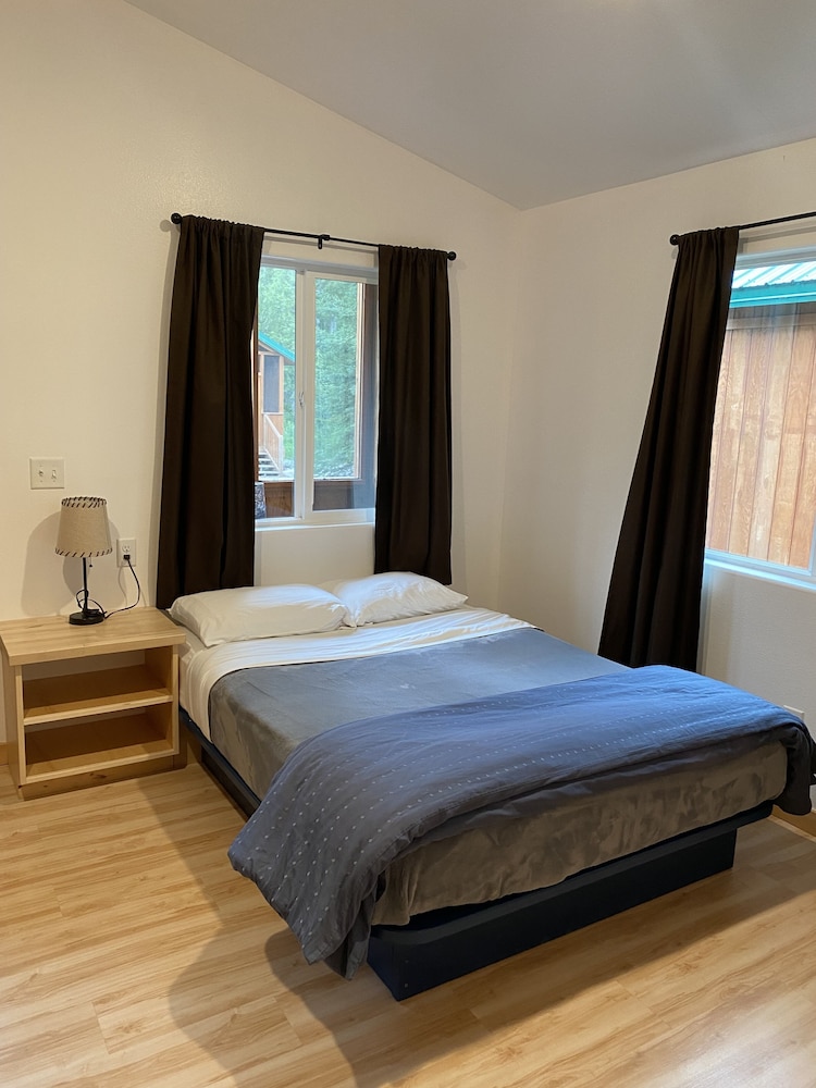 Studio Cabin 6, King Bed, Kitchenette, Private Bathroom, Screened Porch