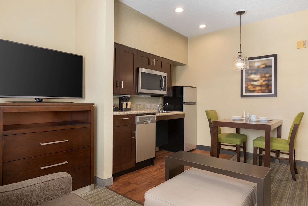 Suite, 1 Bedroom - Photo 2