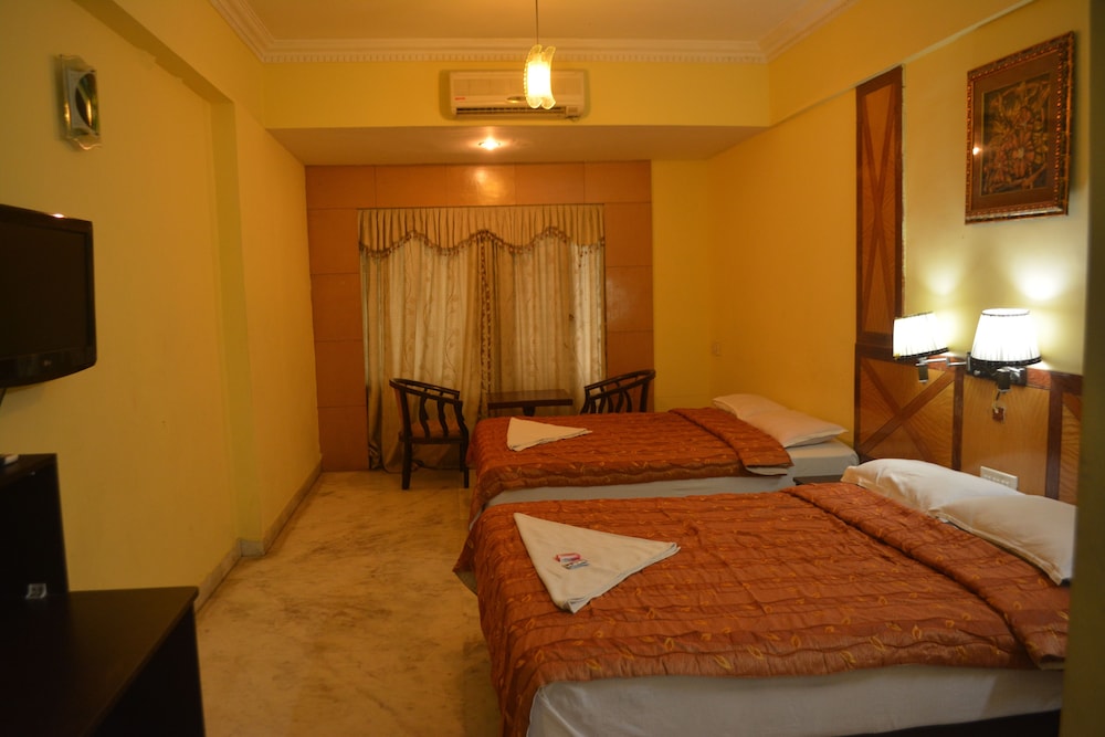 Basic Quadruple Room, 2 Queen Beds, Non Smoking, City View