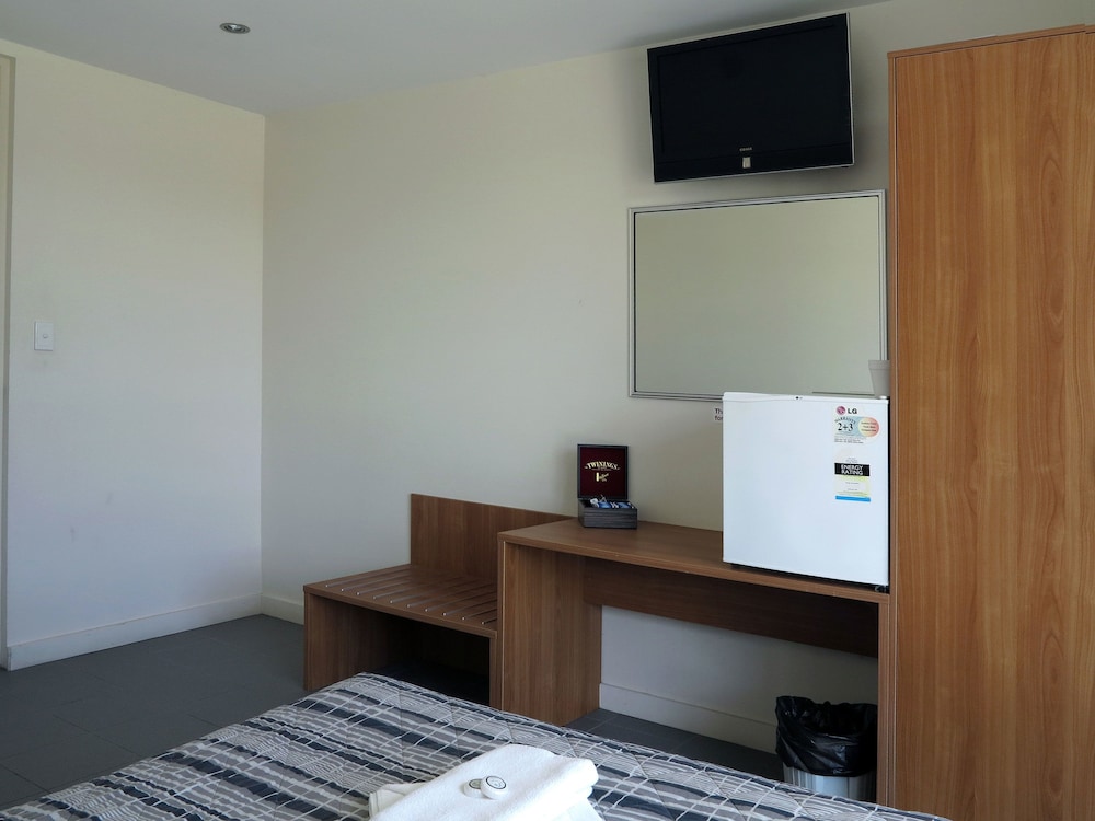 Economy Double - Shared Facilities photo 3