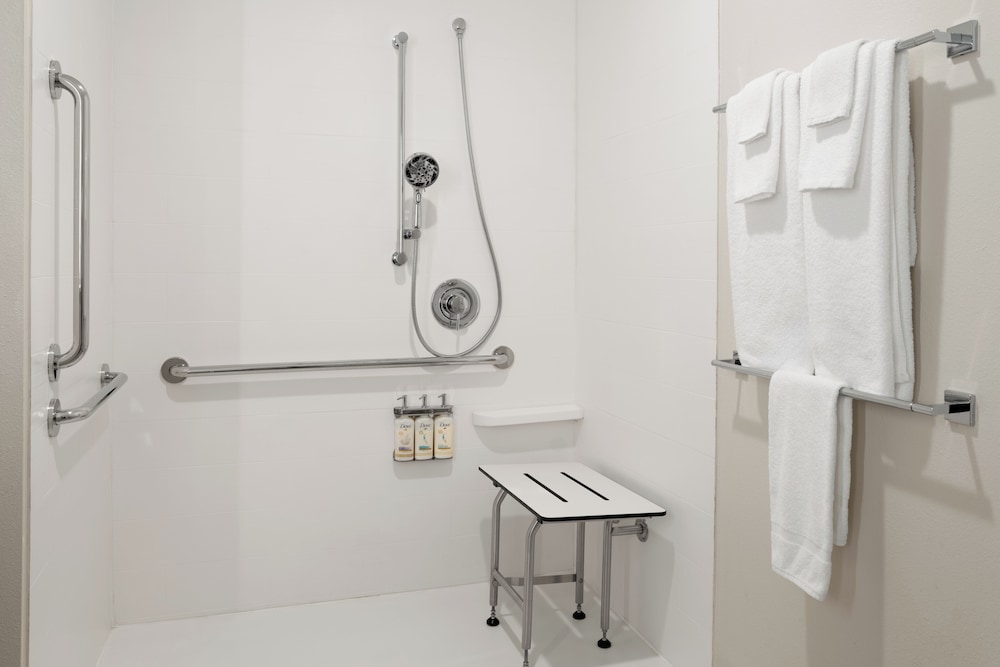 Room, 1 King Bed, Roll-in Shower (Communications, Roll-In Shower) - Photo 3