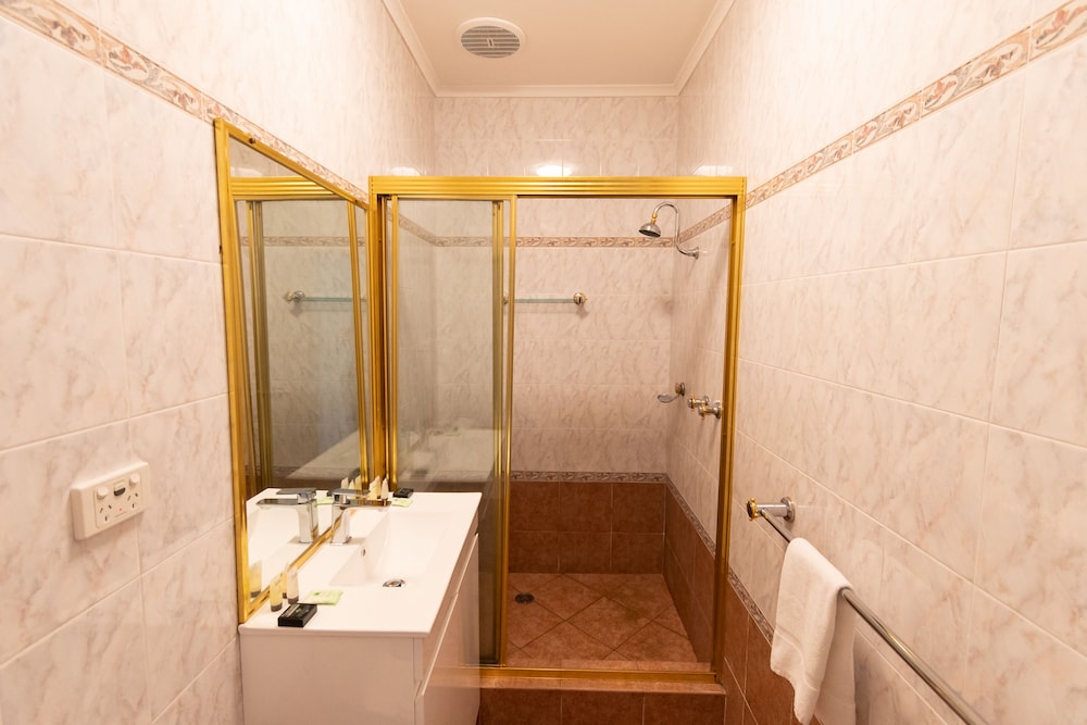 Queen Room photo 2