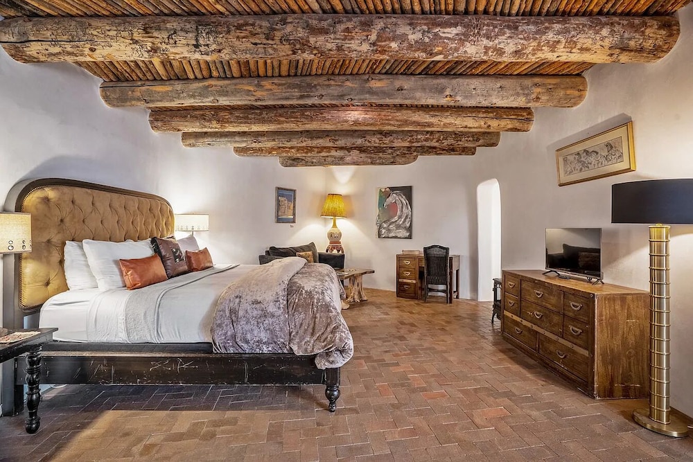 Junior Suite, 1 King Bed, Pool Access photo 1