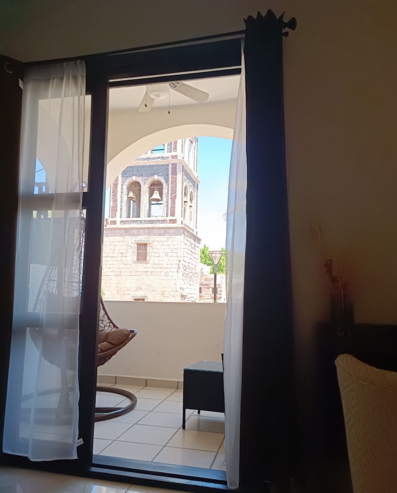 Classic Studio Suite, 1 King Bed, City View photo 2