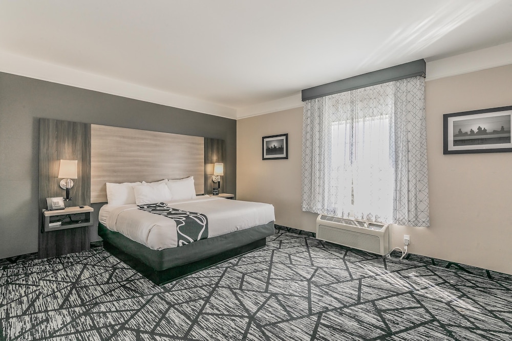 Deluxe Suite, 1 King Bed, Non Smoking - Photo 2