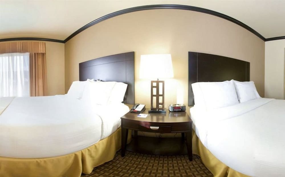 Suite, 2 Queen Beds photo 2