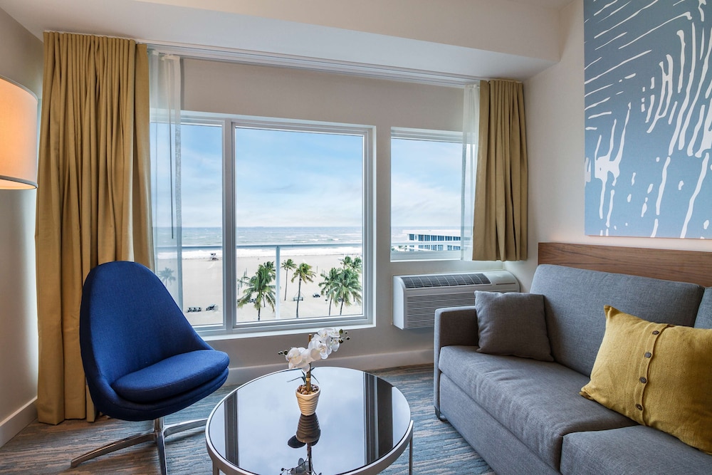 Junior Studio Suite, 1 King Bed with Sofa bed, Ocean View (Junior Suite Ocean View King Bed Room) - Photo 1