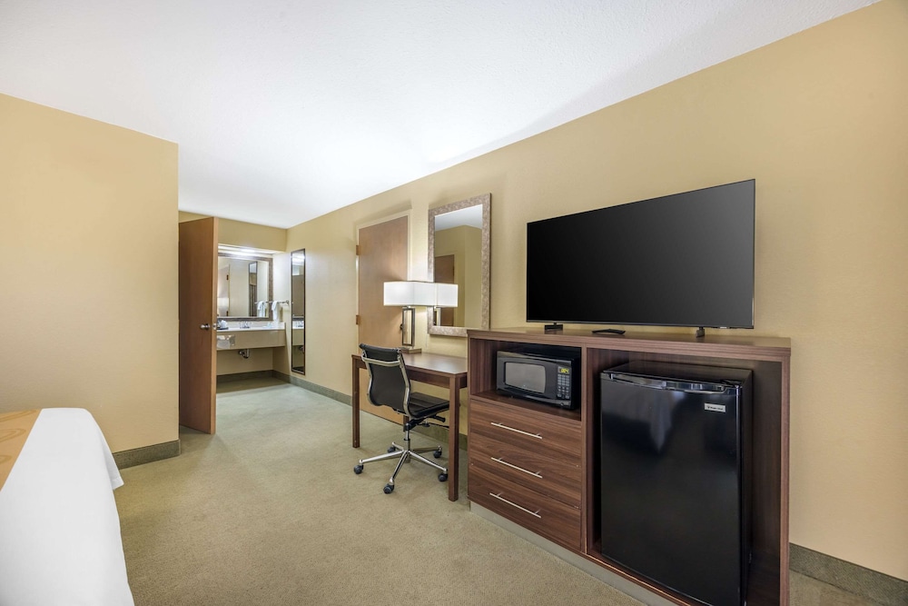 Room, 1 King Bed, Accessible, Non Smoking - Photo 5