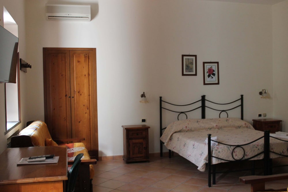 Family Room, 1 Bedroom, Bathtub, Mountain View (Capri) photo 1