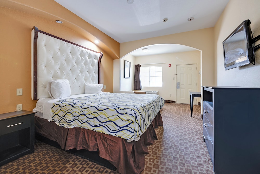 King Bed Accessible with Kitchenette - Photo 1