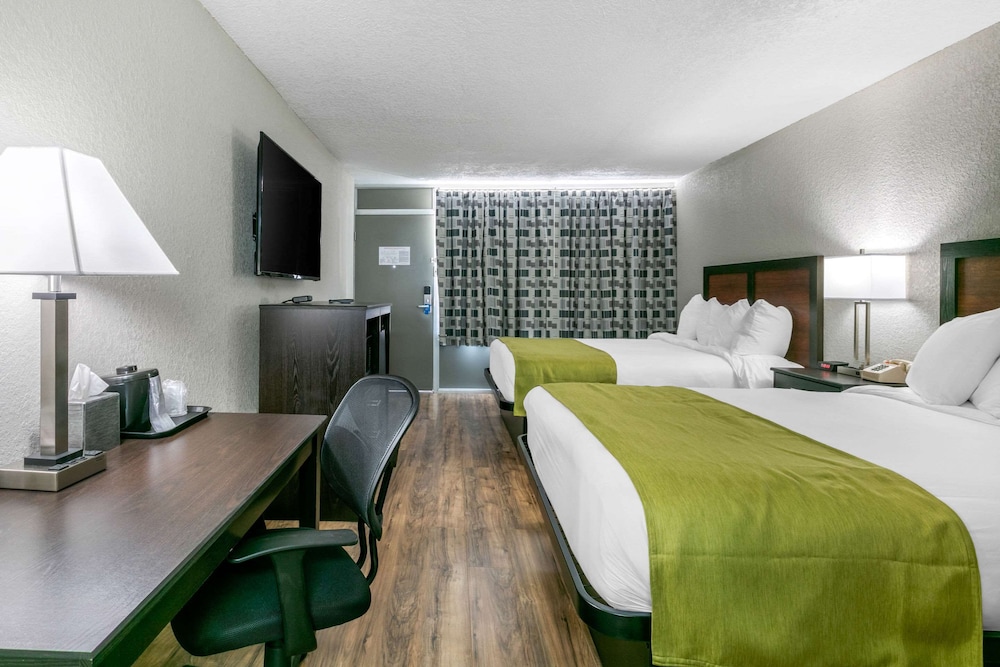Standard Room, 2 Queen Beds, Non Smoking - Photo 6