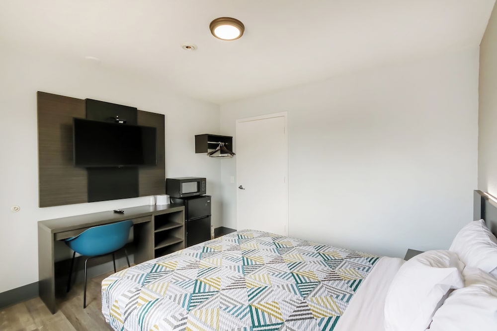 Queen Bed Accessible Non-Smoking photo 2