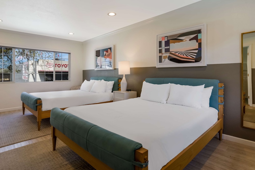 Room, 2 Queen Beds, Non Smoking photo 1