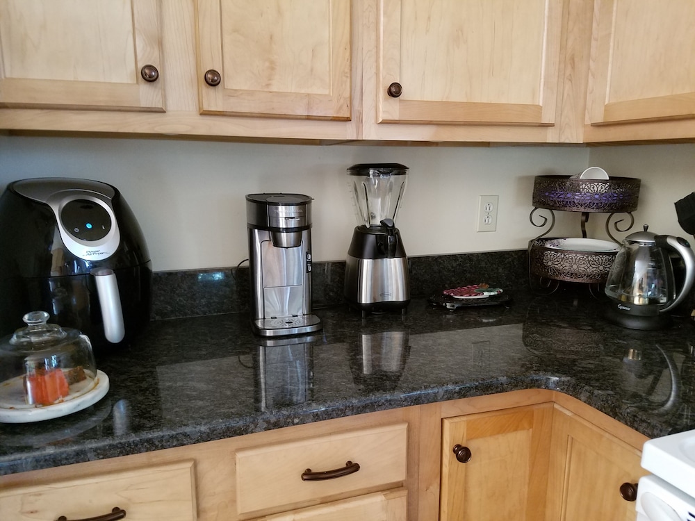 Deluxe Room, 1 Large Twin Bed, Refrigerator & Microwave photo 3