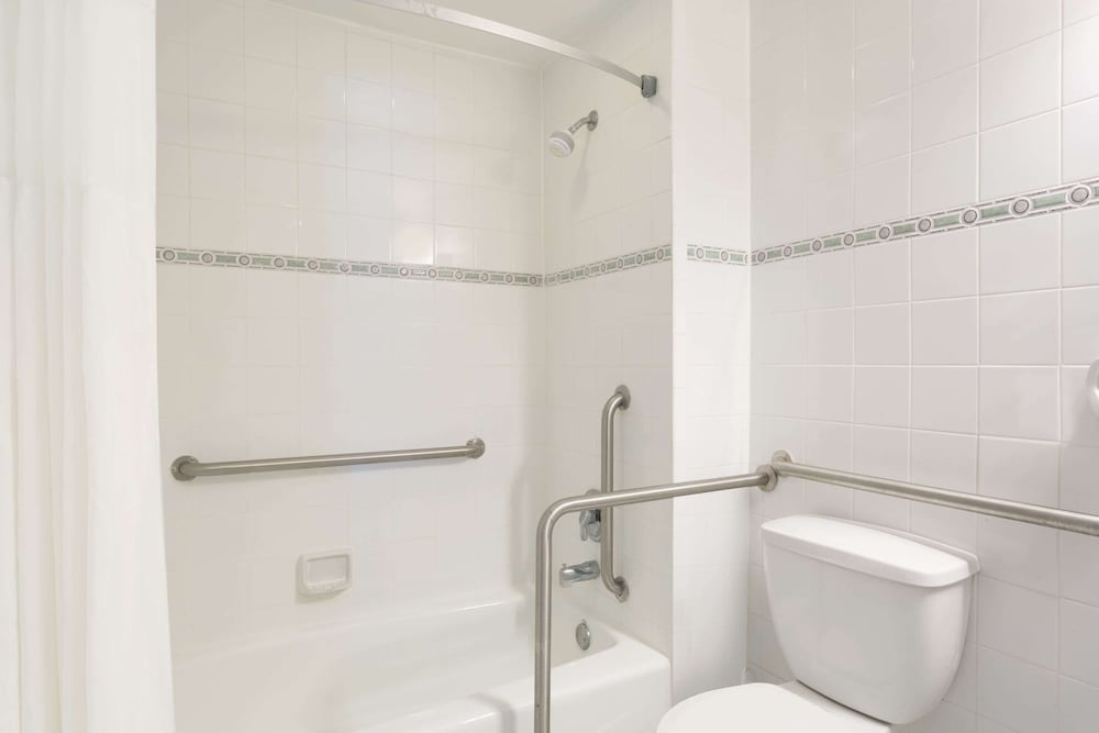 Room, 2 Queen Beds, Non Smoking (Mobility/Hearing Impaired) - Photo 6