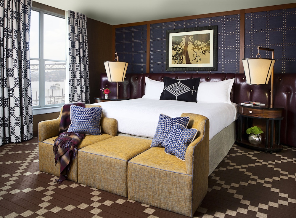 Studio Suite, 1 King Bed, Fireplace (Portland Skyline View) thumbnail 5