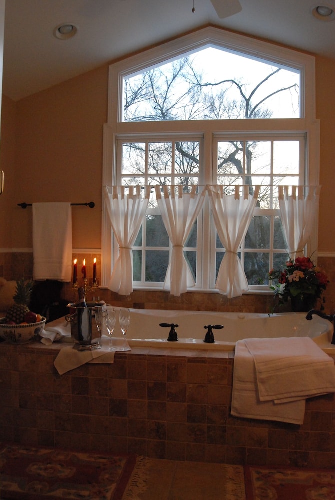 King Bed with Adjacent Private Jacuzzi Room, Overlooking Pastures photo 2