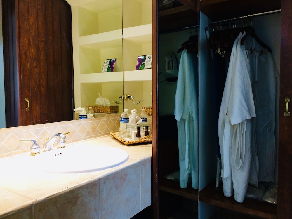 Honeymoon Suite, 1 King Bed, Jetted Tub photo 3