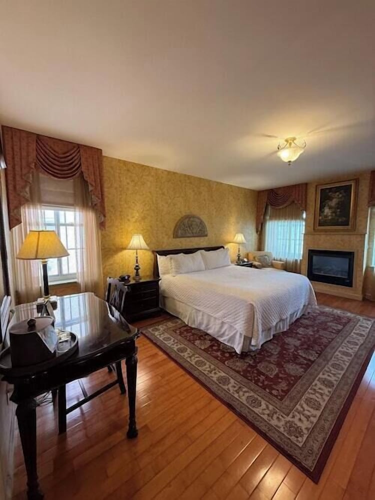 Superior Room, 1 King Bed (Premium ONE KING BED Jacuzzi with Riv) - Photo 1
