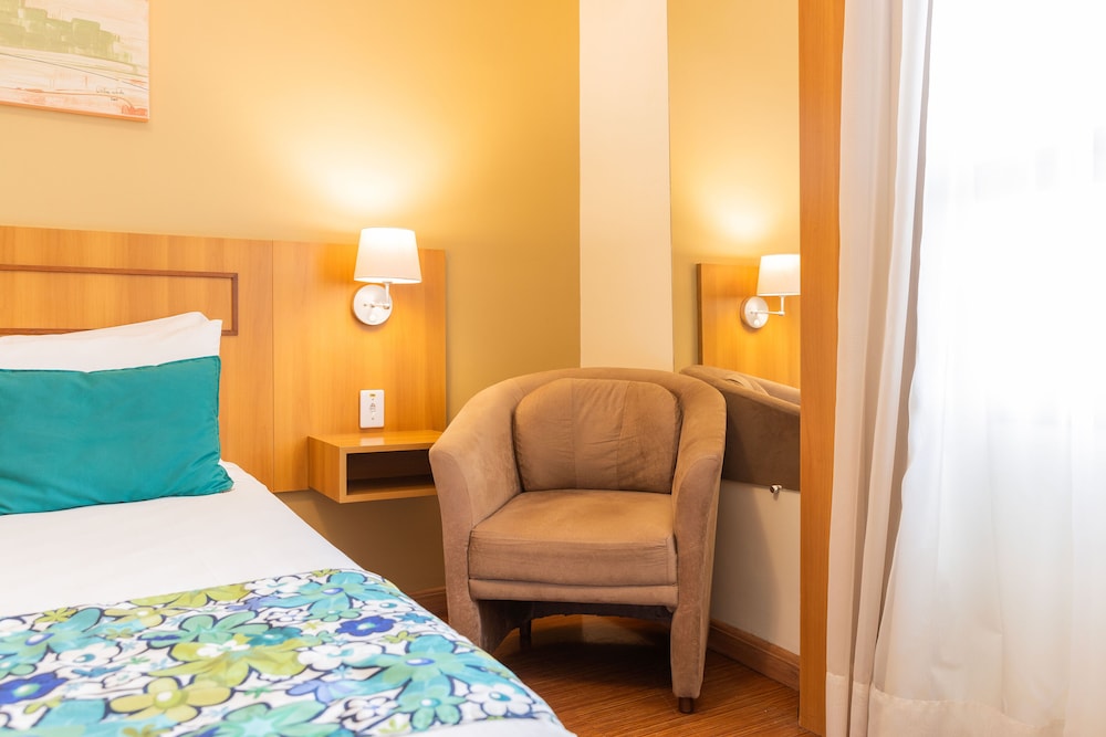 Deluxe Room, 1 Queen Bed photo 2
