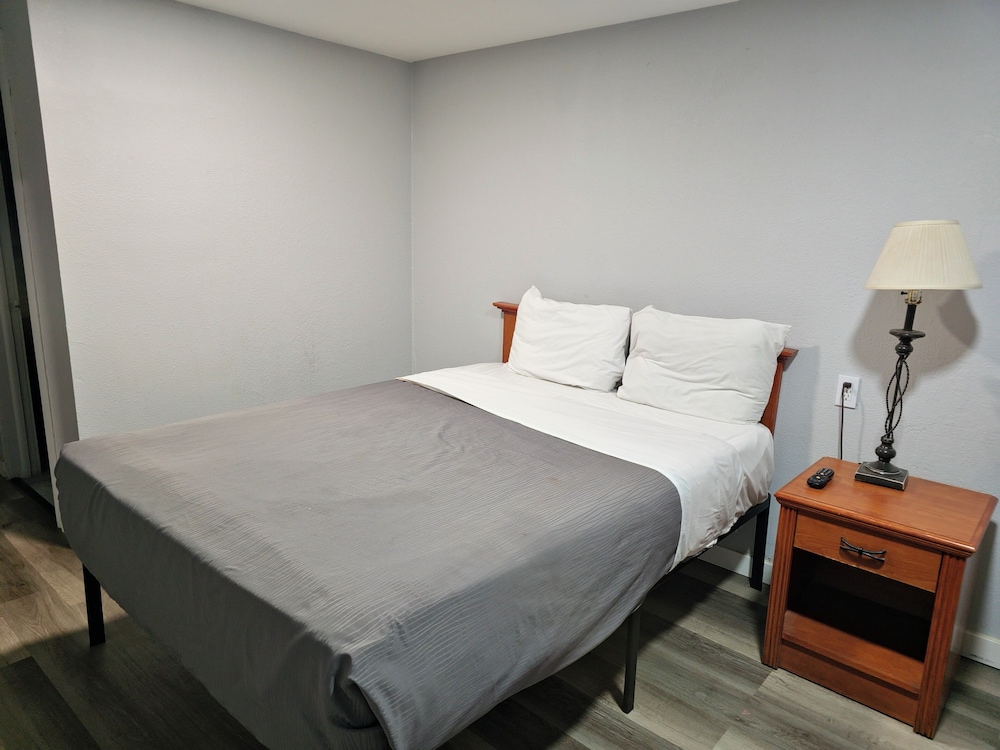 Standard Room, 1 Queen Bed photo 2