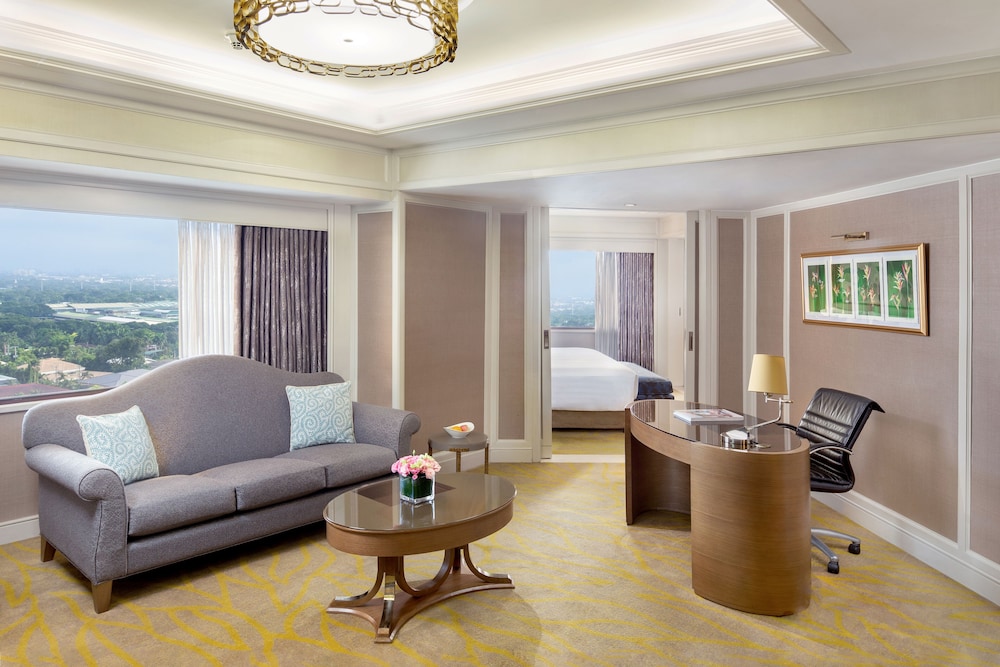 Club Suite, 1 King Bed (Premier Executive) - Photo 3