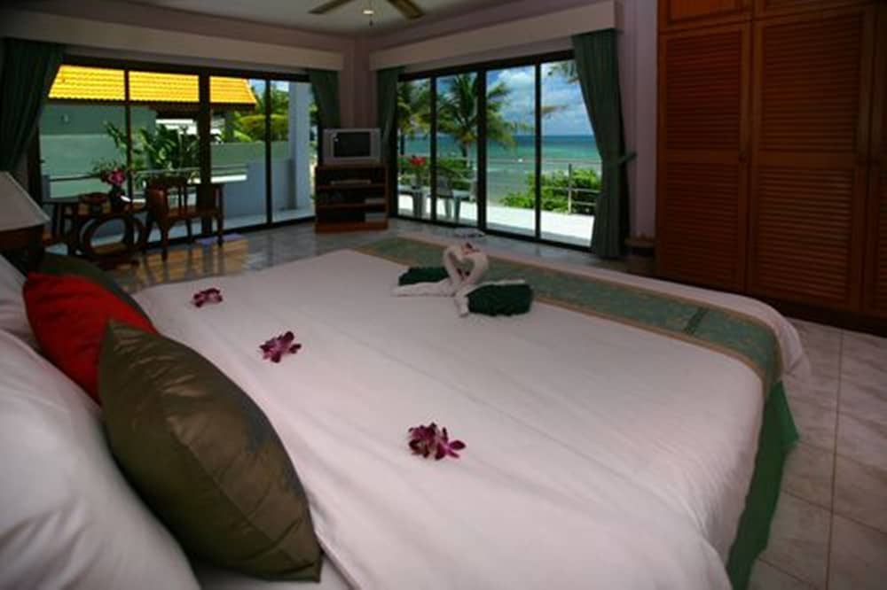 Studio, 1 King Bed, Beach View photo 3