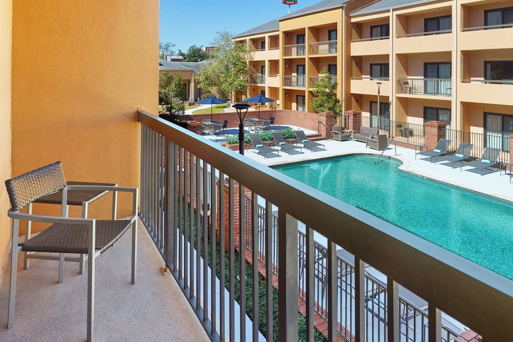 Room, 1 King Bed, Balcony, Courtyard View - Photo 1