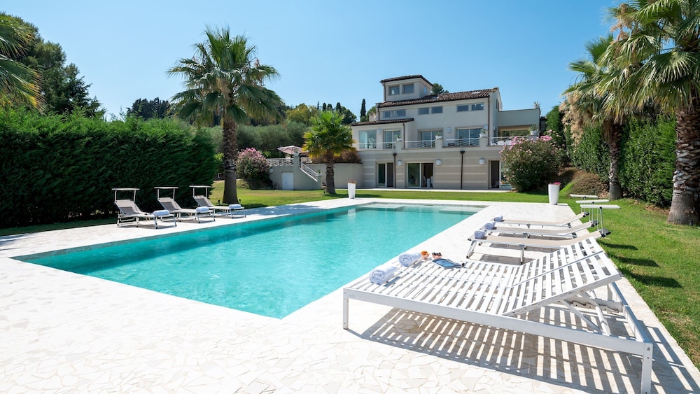 Villa photo 1