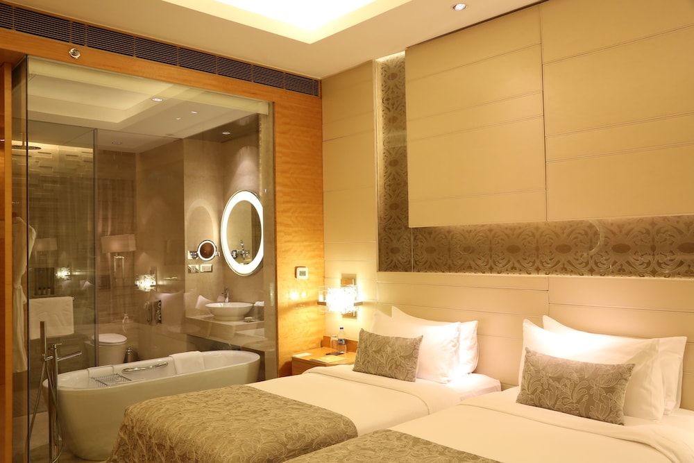 Taj Club Room Twin Bed with Bath Tub, Club Lounge Access photo 3