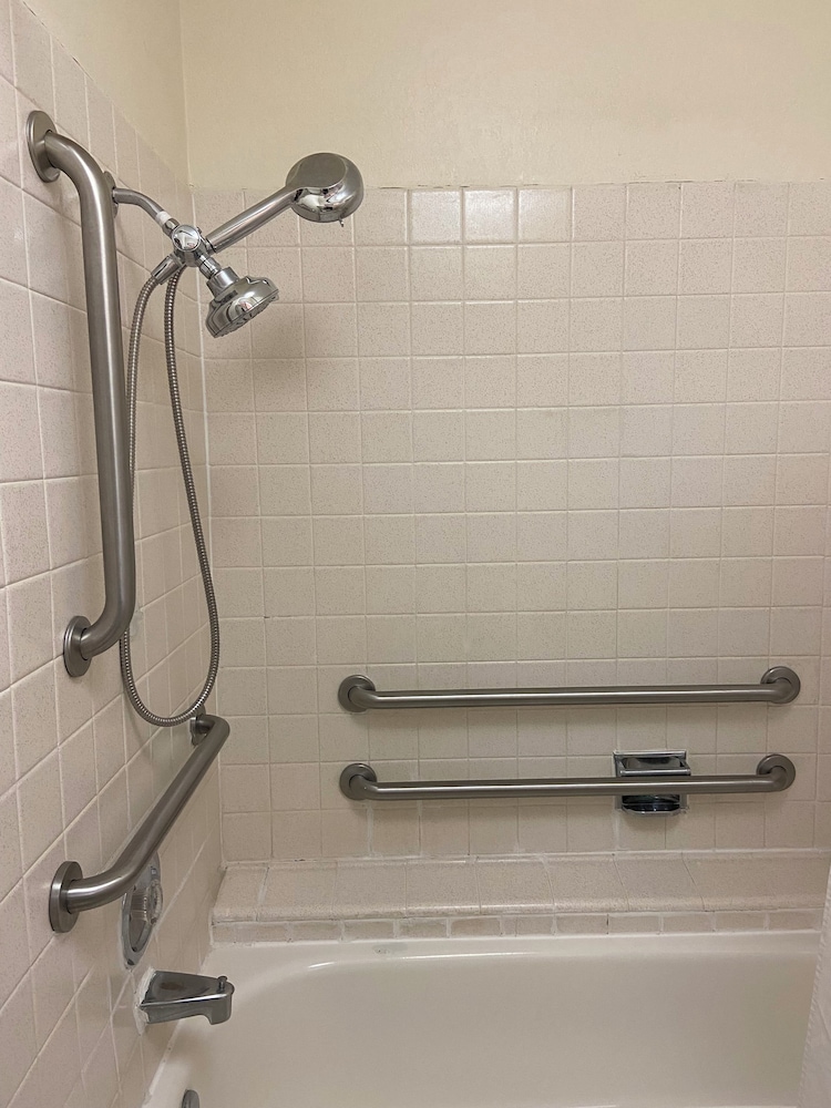 Disability Access, 2 Queen Beds - Photo 3