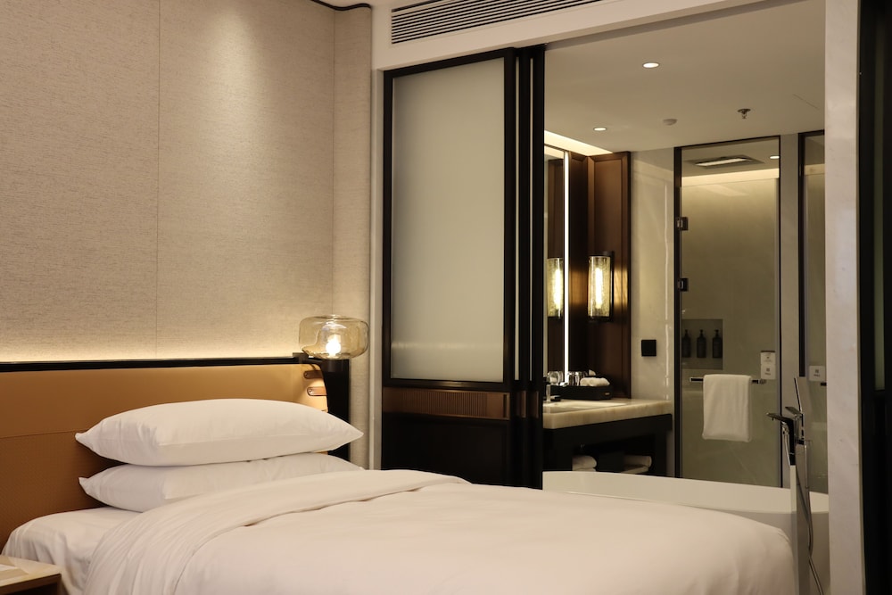 Deluxe Room, 2 Double Beds, City View photo 2