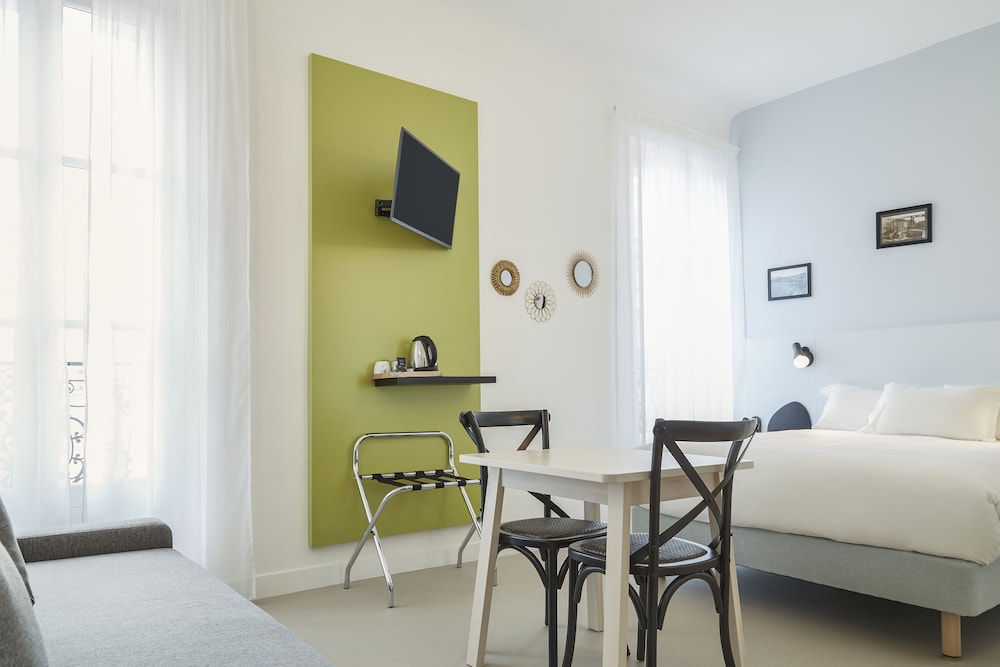 Family Room, 2 Bedrooms, Balcony photo 1