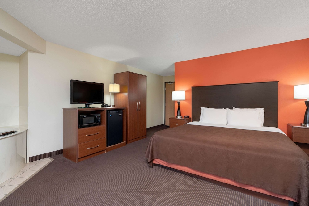 Superior Suite, 1 King Bed, Non Smoking - Photo 3