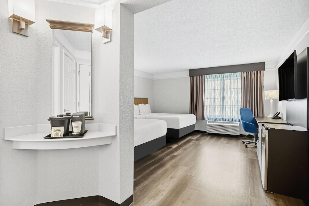 Room, 2 Queen Beds, Non Smoking - Photo 2