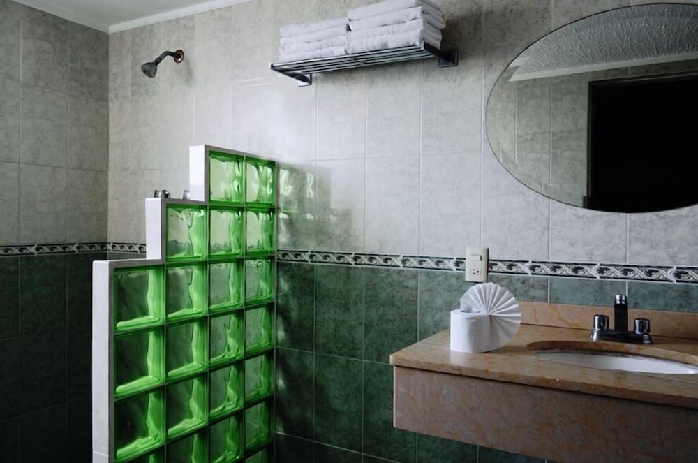 Basic Double Room, 2 Double Beds, Private Bathroom photo 2