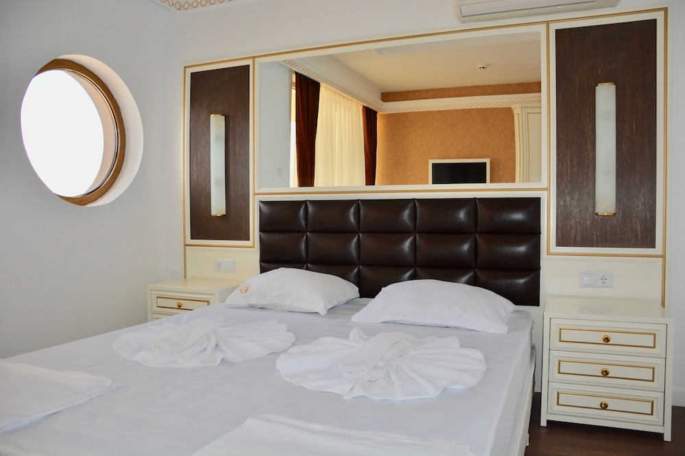 Deluxe Apartment, 2 Bedrooms, Partial Sea View