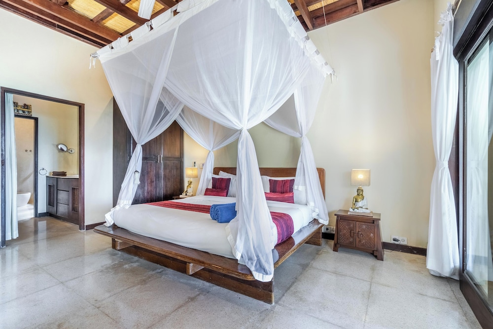 4 Bedrooms, Separate Entrances Beachfront Group Stay - Photo 16