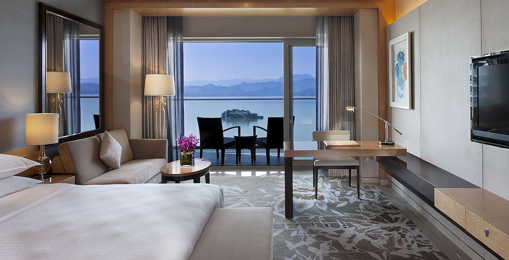 Club Room, 1 King Bed, Lake View photo 2