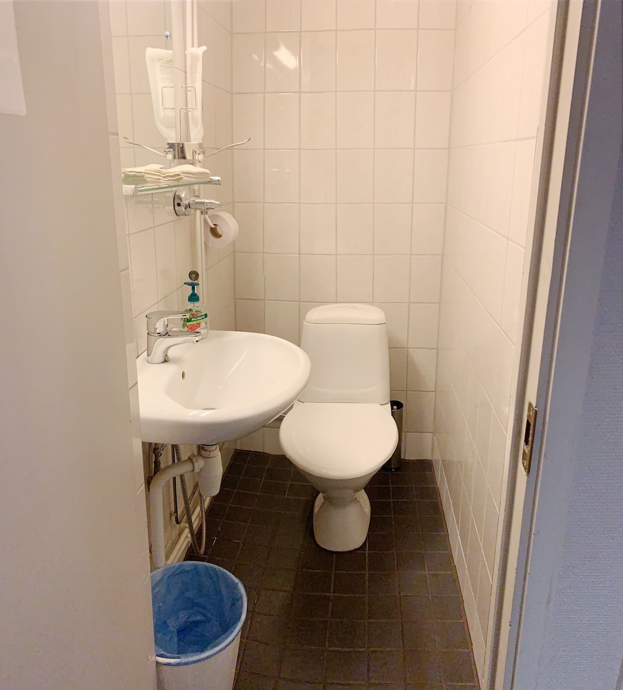 Twin Room, Shared Bathroom photo 3