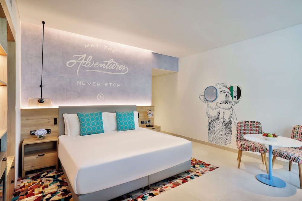Deluxe Family Room with Balcony, Beach & Rooftop Infinity Pool Access, Shuttle to Mall Of Emirates photo 2