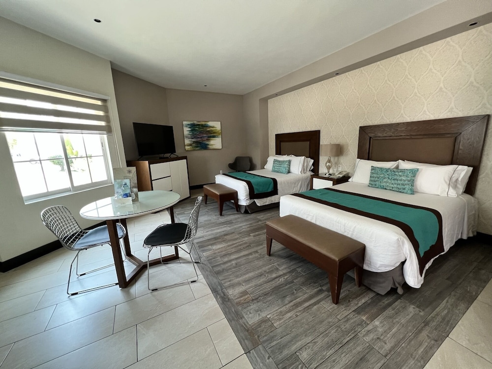 Suite, 2 Double Beds, Kitchenette
