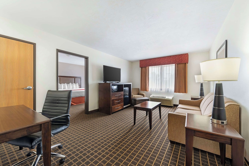 Suite, 2 Queen Beds, Non Smoking (with Sofabed) photo 3