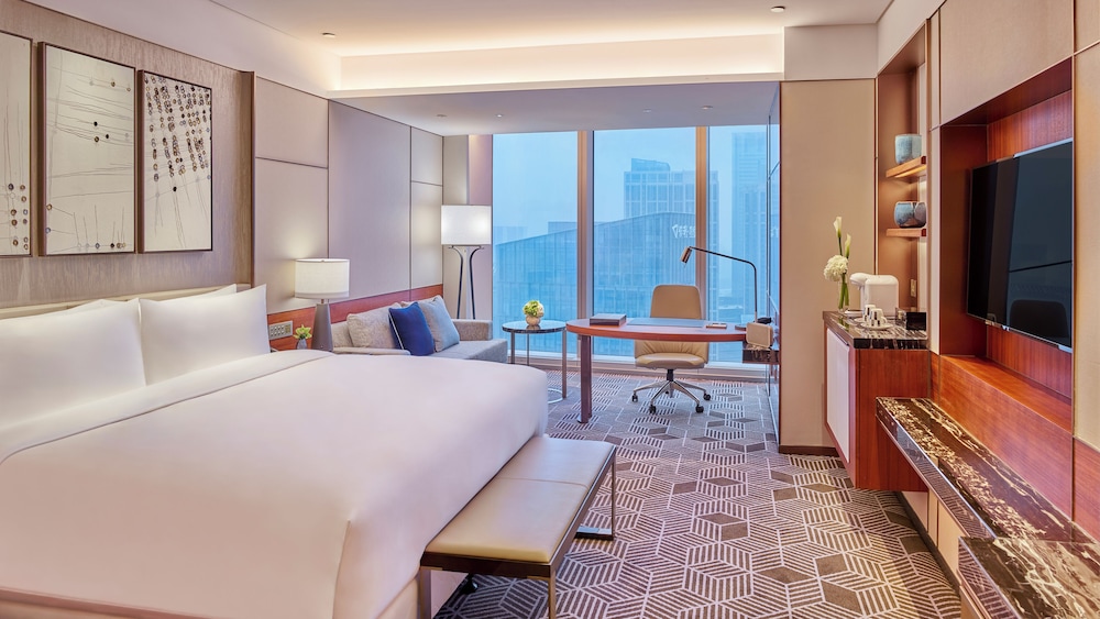 Classic Room, 1 King Bed (Pearl River View) thumbnail 5