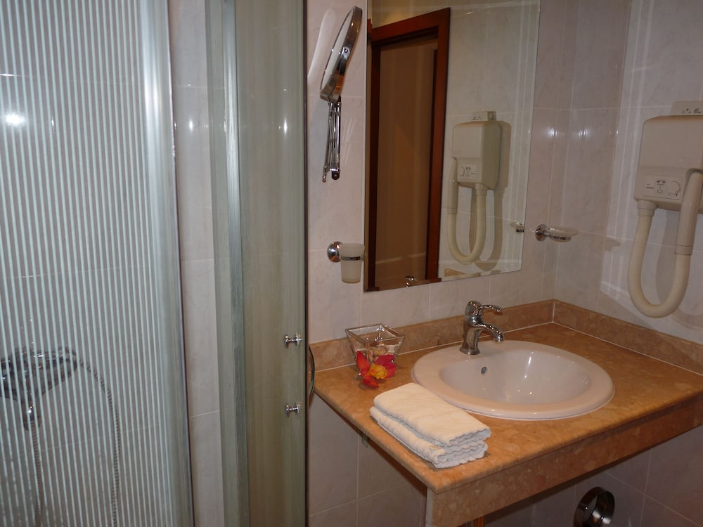 Standard Double or Twin Room, Pool View photo 3
