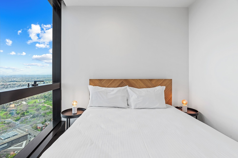 Two Bedroom, Two Bathroom Apartment - Sky High - Photo 12