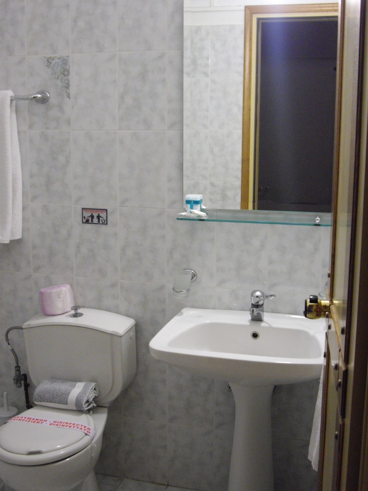 Economy Twin Room, 2 Twin Beds - Photo 2
