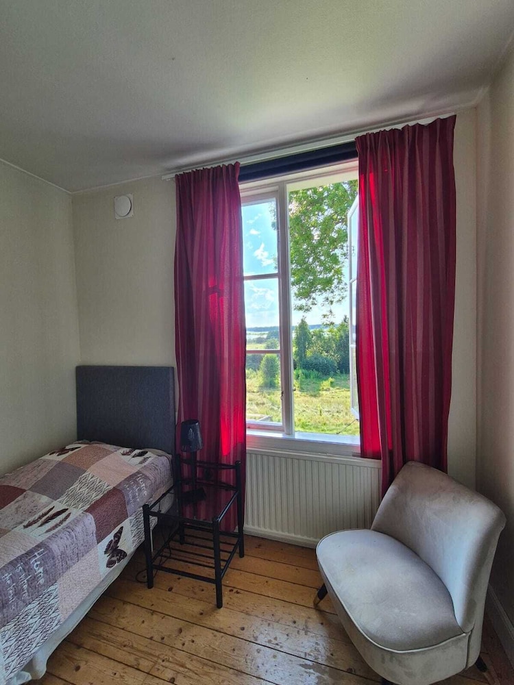 Two bedrooms, 2 single beds, Shared bathroom photo 3