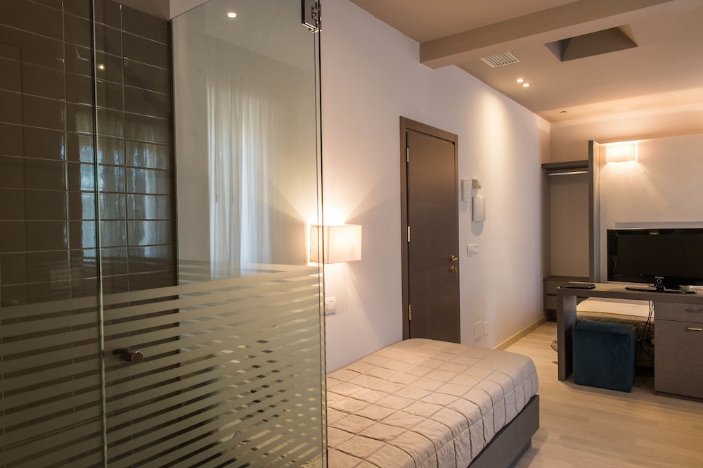 Double Room (with extra bed) - Photo 8