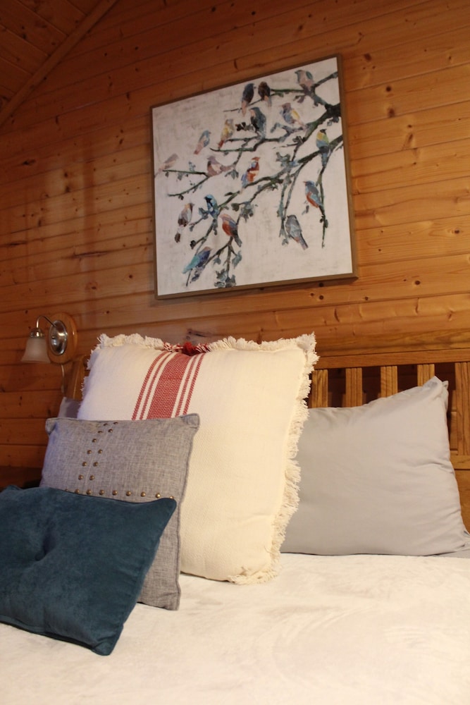 Signature Cabin, 2 Bedrooms photo 2